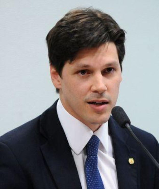 Ein Mann im Anzug und Krawatte spricht vor einer Wand in ein Mikrofon, wahrscheinlich in Reaktion auf die Nachricht über ein Regierungsgesetz zur Abschaffung des Internets.