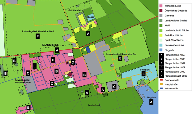 Detailierte Karte von Klausheide, Deutschland, mit Straßen, Gebäuden und Sehenswürdigkeiten, begleitet von Text auf der rechten Seite.