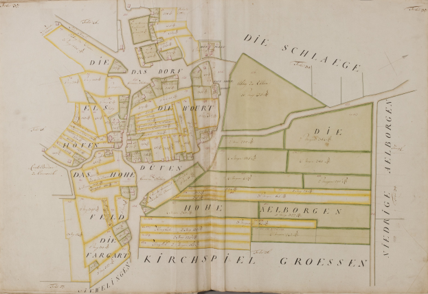 Ein altes Buch mit einer detaillierten Karte von Hamburg, Deutschland, mit umgebendem Text über die Bevölkerung, Straßen und Sehenswürdigkeiten der Stadt.