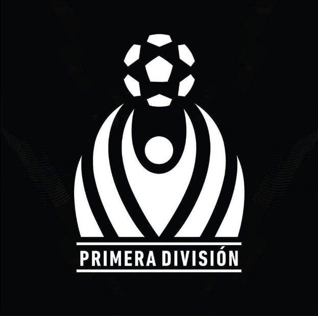 Schwarzes und weißes Primera Division-Logo mit einem Fußball in einem weißen Kreis auf schwarzem Hintergrund, mit "Primera Division" in fetter weißer Schrift darüber.
