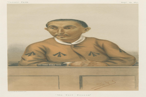 Ein Mann in einem weißen Hemd und dunklen Hosen sitzt an einem Tisch und schaut ernst, mit dem Text "Die Rasenbetrug" unten im Bild.