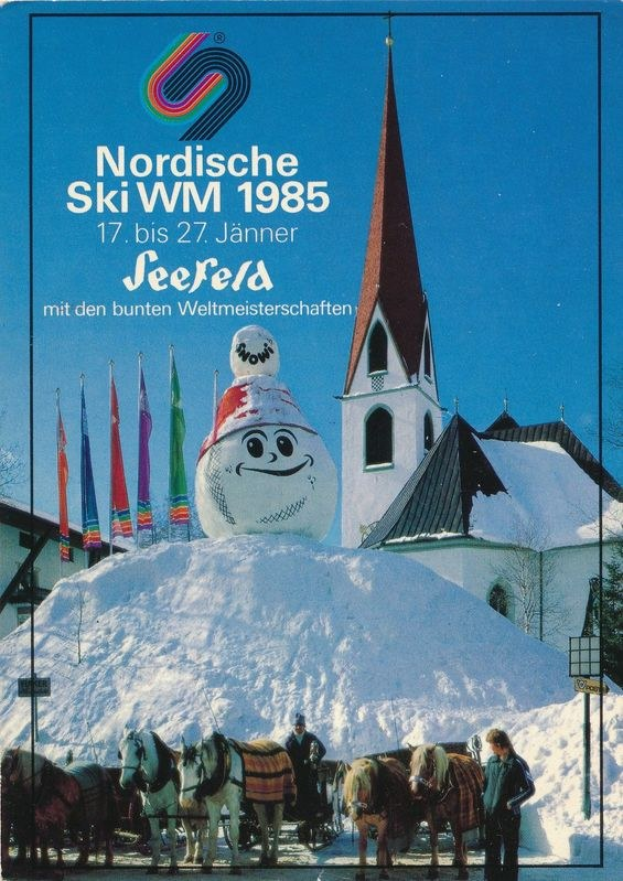 Ein Plakat der Nordischen Ski-Weltmeisterschaften 1985 in Seefeld, Schweiz, das eine schneebedeckte Landschaft mit Menschen, Pferden, Stangen, Fahnen, Gebäuden, Bäumen und Himmel im Hintergrund sowie Text über das Ereignis zeigt.