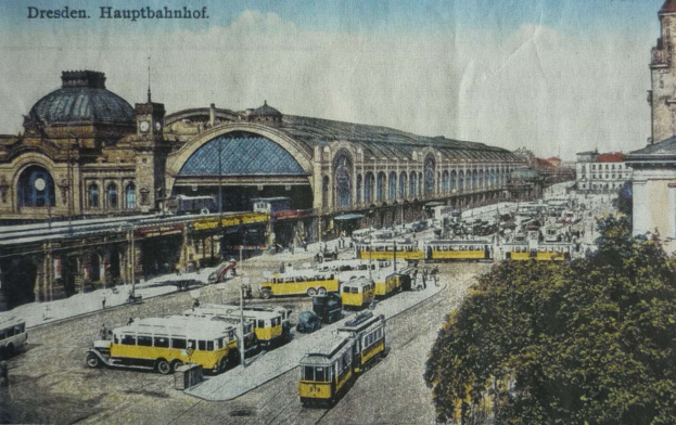 Schwarze und weiße Postkarte des Dresdner Hauptbahnhof Bahnhofs in Dresden, Deutschland, zeigt eine belebte Straßen Szene mit Fahrzeugen, Fußgängern, Bäumen, Gebäuden und einem bewölkten Himmel.