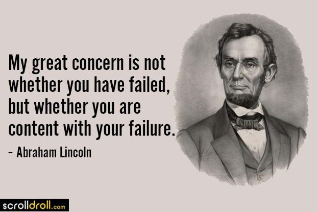Porträt von Abraham Lincoln mit ernstem Gesichtsausdruck, der einen Anzug und eine Krawatte trägt, mit der Inschrift "Mein großer Kummer besteht nicht darin, ob du gescheitert bist, sondern ob du mit deinem Scheitern zufrieden bist" darunter in fetter Schrift.