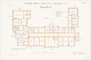 Ein detaillierter Grundrissplan der Universität München, der verschiedene Räume, Flure, Fenster, Türen und weitere Merkmale mit begleitendem Text zeigt.