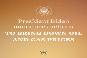 Präsident Biden steht an einem Rednerpult mit einem Plakat, auf dem "Maßnahmen zur Senkung der Energiepreise" steht und ein Logo enthält.