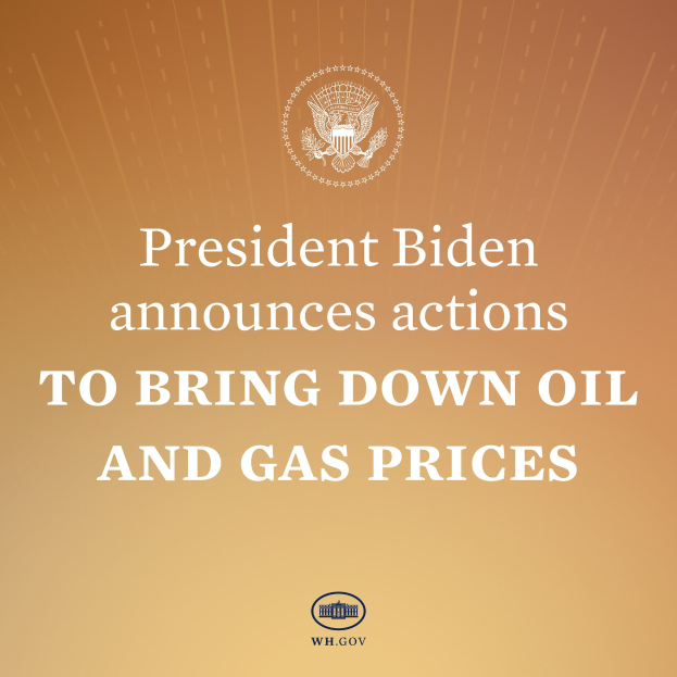 Präsident Biden steht an einem Rednerpult mit einem Plakat, auf dem "Maßnahmen zur Senkung der Energiepreise" steht und ein Logo enthält.