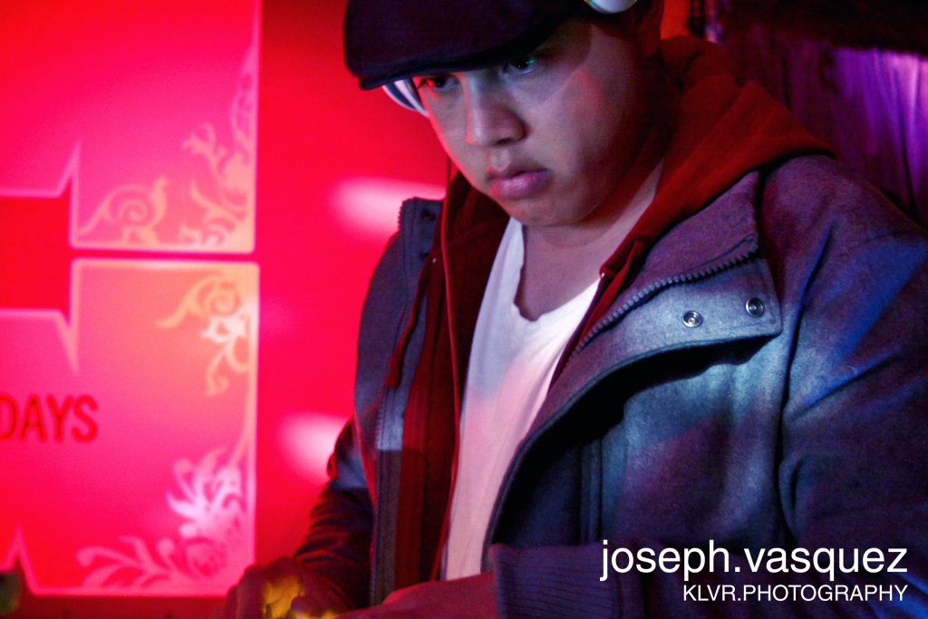 Ein Mann mit Kopfhörern und einer Mütze, mit Wasserzeichen unten rechts im Bild.