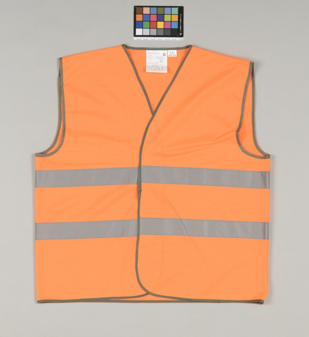 Leuchtend orangefarbene Sicherheitsweste mit reflektierenden Streifen und angebrachten Tag auf einem soliden grauen Hintergrund.