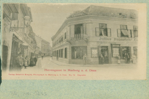 Ein altes Foto einer Straßenszene in Marburg, Deutschland, mit Gebäuden, Menschen und einem Himmel im Hintergrund, mit Text am unteren Rand des Bildes.