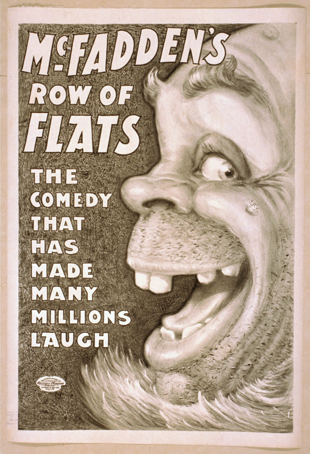 Plakat mit einem lachenden Menschen mit wilden Haaren und einem breiten Grinsen auf einem gelben Hintergrund, das 'McFadden's Row of Flats: The Comedy That Has Made Many Millions Laugh' ankündigt.