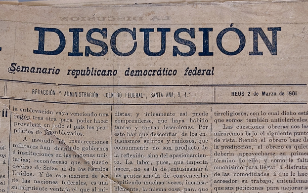 Eine gelbliche, leicht zerknitterte Zeitung mit der Aufschrift "Diskussion" in schwarzer Tinte, die die Überschrift "Semanario Repúblicano Democrático Federal" trägt.