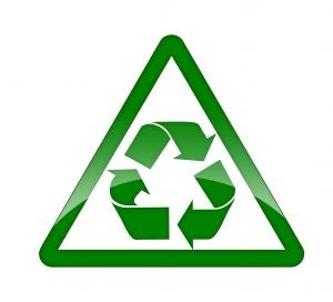 Grüne Dreiecksform mit weißem Hintergrund und einem grünen Recycling-Symbol in der Mitte.
