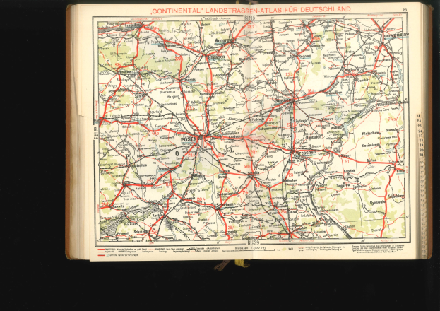 Offenes Buch mit einer detaillierten Karte von Deutschlands Straßen und Autobahnen auf einem schwarzen Hintergrund.