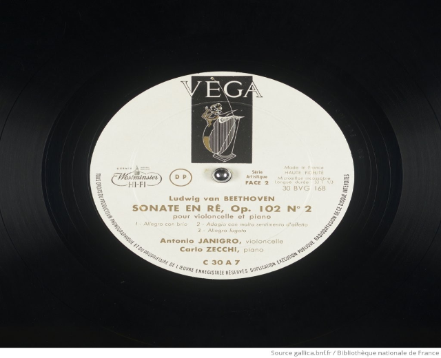 Schwarze Vinyl-Schallplatte mit einem weißen Etikett, das ein Porträt von Ludwig van Beethoven und den Text "Sonate en Re, Op. 102 Nr. 2" zeigt.