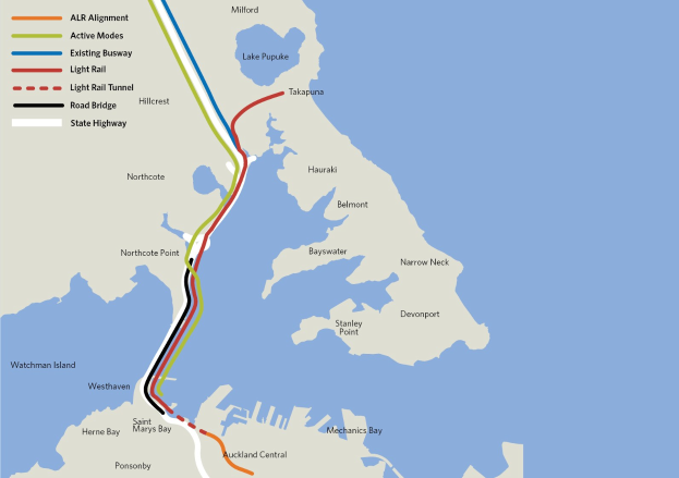 Eine detaillierte Stadtkarte mit einer roten Linie, die die geplante Bahnroute markiert, einschließlich Haltestellen und Umgebung, mit Text, der Routen-details bereitstellt.