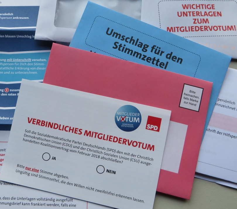 Ein Tisch mit einer Sammlung von Papieren, die Teil einer Kampagne zu sein scheinen, mit lesbarem Text darauf.