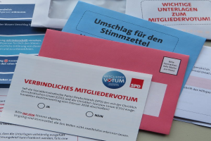 Ein Tisch mit einer Sammlung von Papieren, die Teil einer Kampagne zu sein scheinen, mit lesbarem Text darauf.