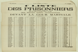 Eine alte, vergilbte Zeitung mit einer Liste von Gefangenen in zwei Spalten, eine für die Gefangenennummern und eine für die Namen, auf einem hellen Cremehintergrund.