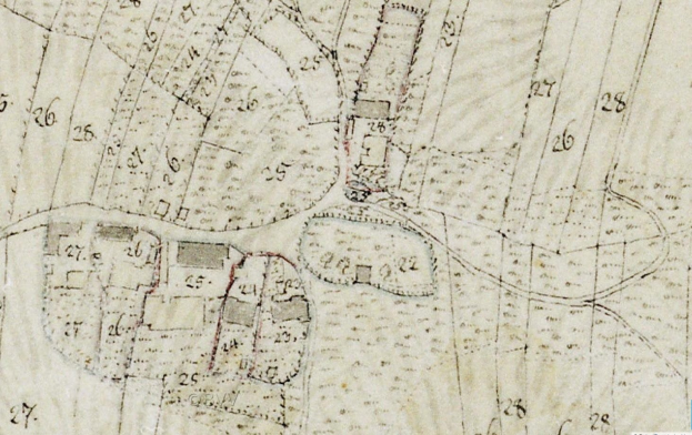 Alte detaillierte Stadtkarte mit nummerierten Gebäuden, Straßen und Text, die eine geplante Baustelle am unteren Rand zeigt.