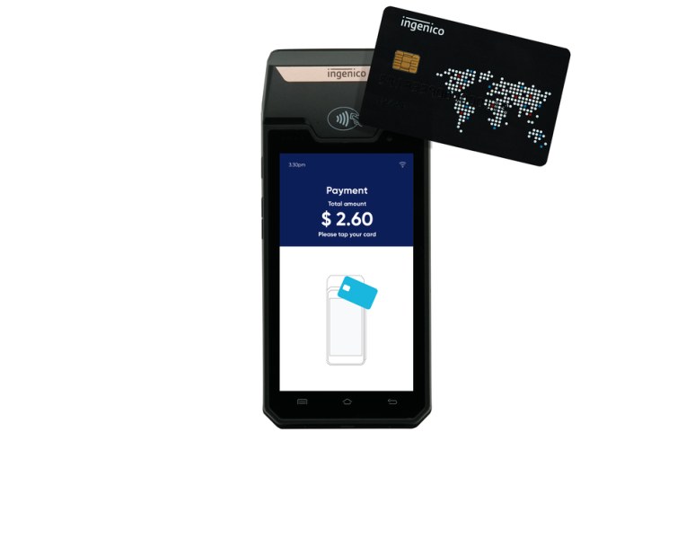 Mobiltelefon mit Zahlungsbildschirm neben einer Kreditkarte, die den Einsatz eines Ingenico-Mobilzahlungssystems suggeriert.