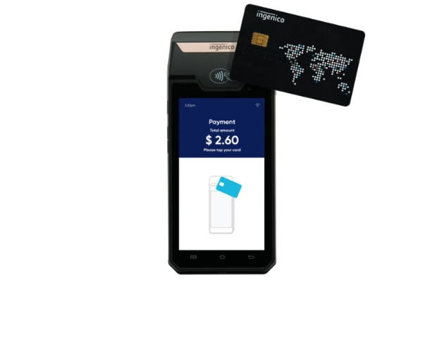 Mobiltelefon mit Zahlungsbildschirm neben einer Kreditkarte, die den Einsatz eines Ingenico-Mobilzahlungssystems suggeriert.