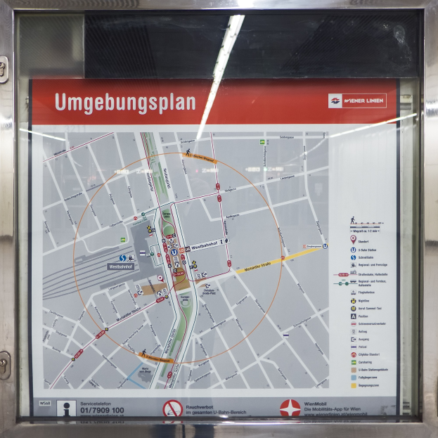 Eine detaillierte U-Bahn-Stationenkarte von München, Deutschland, auf einer Glaswand angezeigt, die das Stadtroutenetz zeigt.