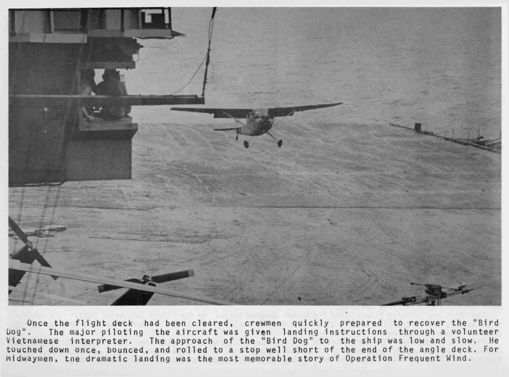 Flugzeuge am Himmel mit Text darunter.