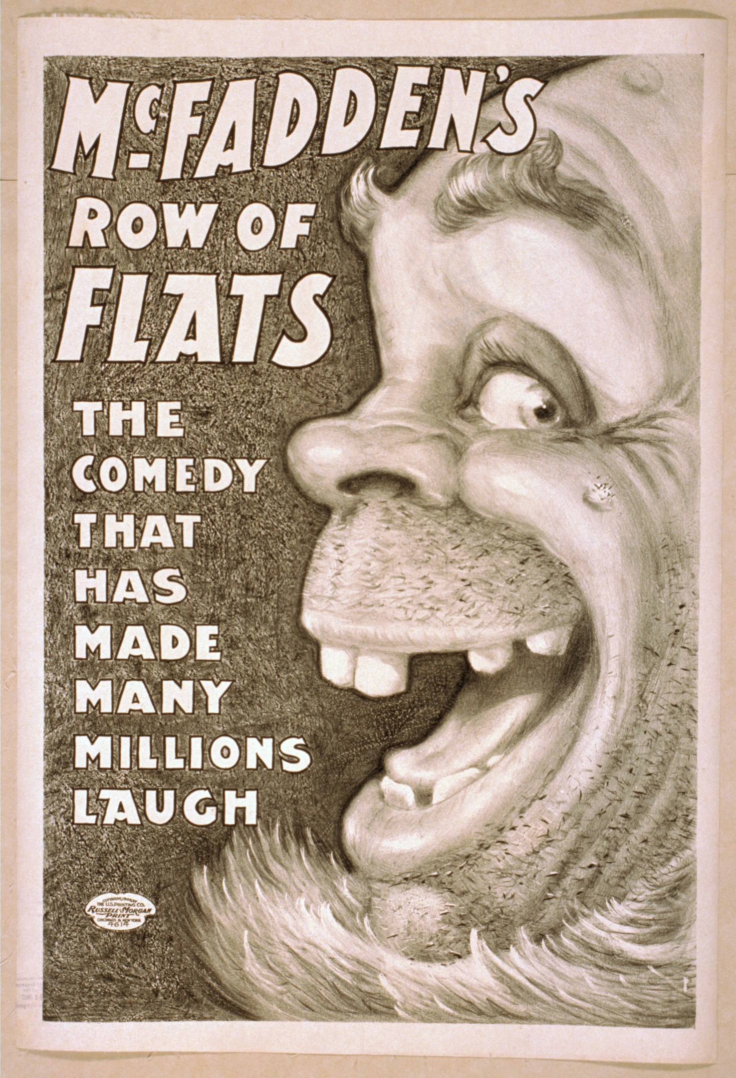 Plakat eines lachenden Menschen mit wilden Haaren, weit aufgerissenen Augen und einem strahlenden Grinsen auf einem hellgelben Hintergrund, mit der Aufschrift "McFadden's Row of Flats: The Comedy That Has Made Many Millions Laugh."