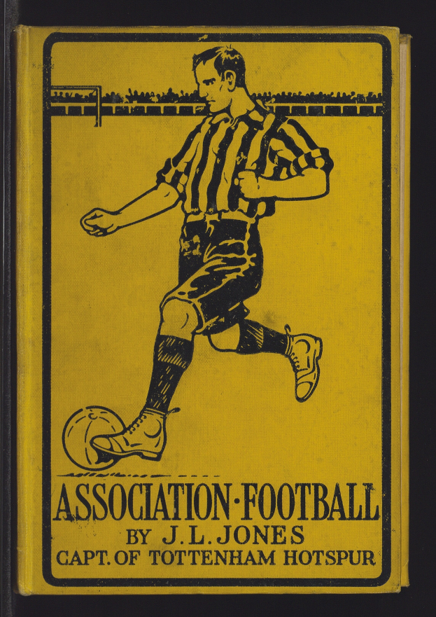 Ein Buchumschlag mit einem Mann in einem Fußballtrikot, der einen Fußball tritt, mit der Überschrift "Association Football by J.L. Jones".