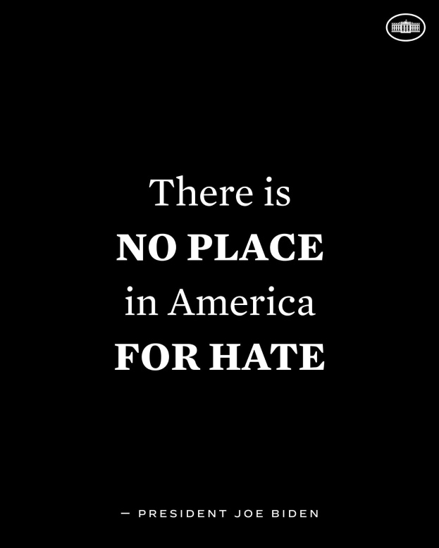 Schwarzer Hintergrund mit fetter weißer Schrift, die "Es gibt keinen Platz in Amerika für Hass" von Präsident Joe Biden liest.