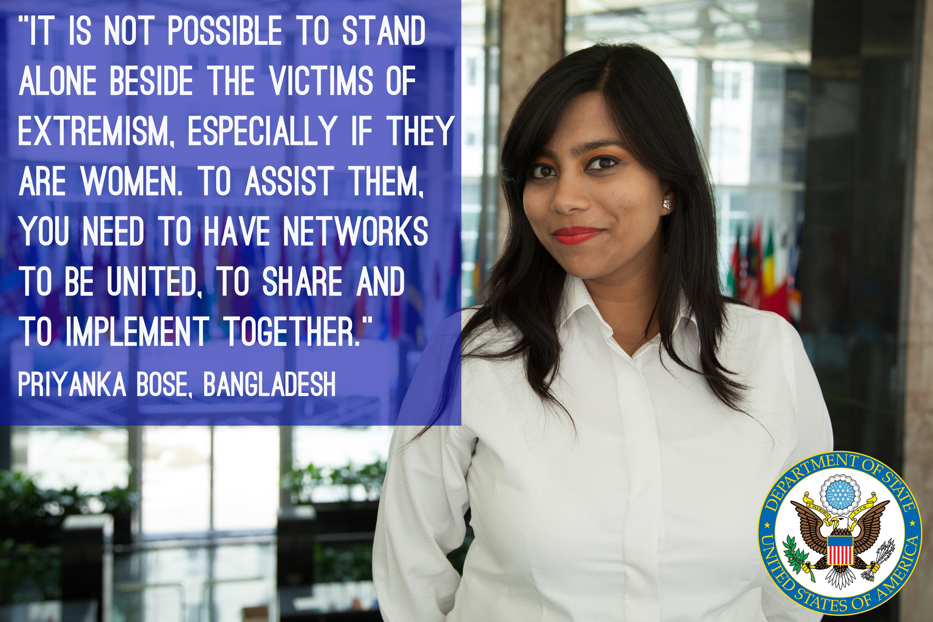 Eine Frau in einem weißen Hemd vor einem Gebäude mit einem Zitat über die Unterstützung von Opfern von Extremismus, mit einem Logo in der unteren rechten Ecke.