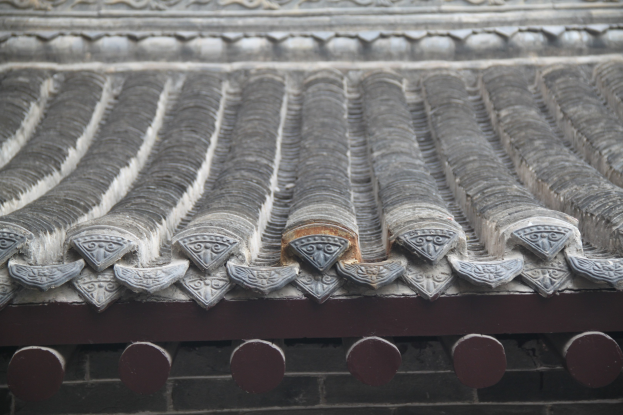 Nahaufnahme eines Dachs mit detaillierten Verzierungen auf einem Gebäude