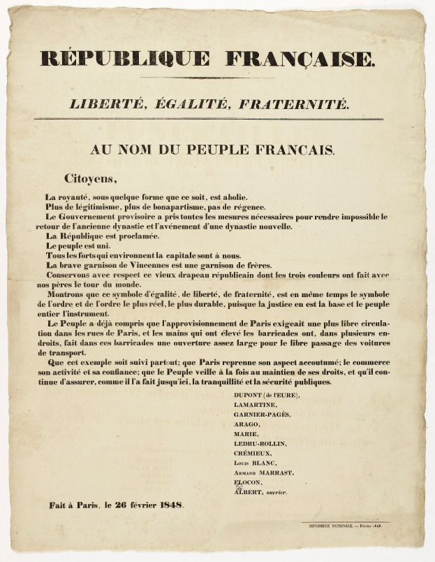 Ein Blatt Papier mit der Aufschrift 'Liberté Égalité Fraternité au Nom du Peuple Français', der Titelblatt der Französischen Revolution.