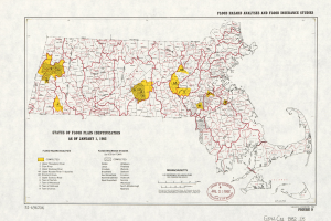 Eine Karte von Massachusetts mit gelben und roten Punkten, die Überschwemmungsrisikostellen anzeigen, begleitet von informativem Text.