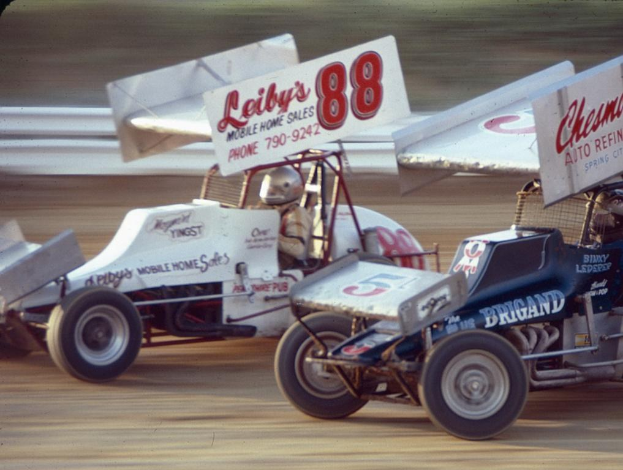 Autos auf einer Straße mit einer Sicherheitsschranke im Hintergrund, Hintergrund unscharf.