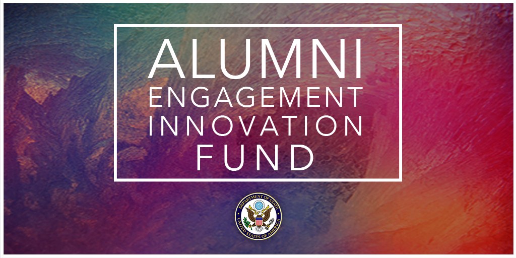 Buntes Hintergrundbild mit einem zentralen Logo, das "Alumni Engagement Innovation Fund" in der Mitte zeigt.