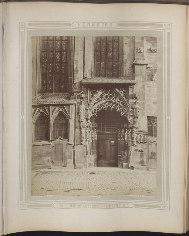 Schwarzes und weißes Foto eines Kirchengebäudes mit detaillierten Verzierungen, Fenstern und einem prächtigen Eingang, dargestellt in einem aufgeschlagenen Buch.