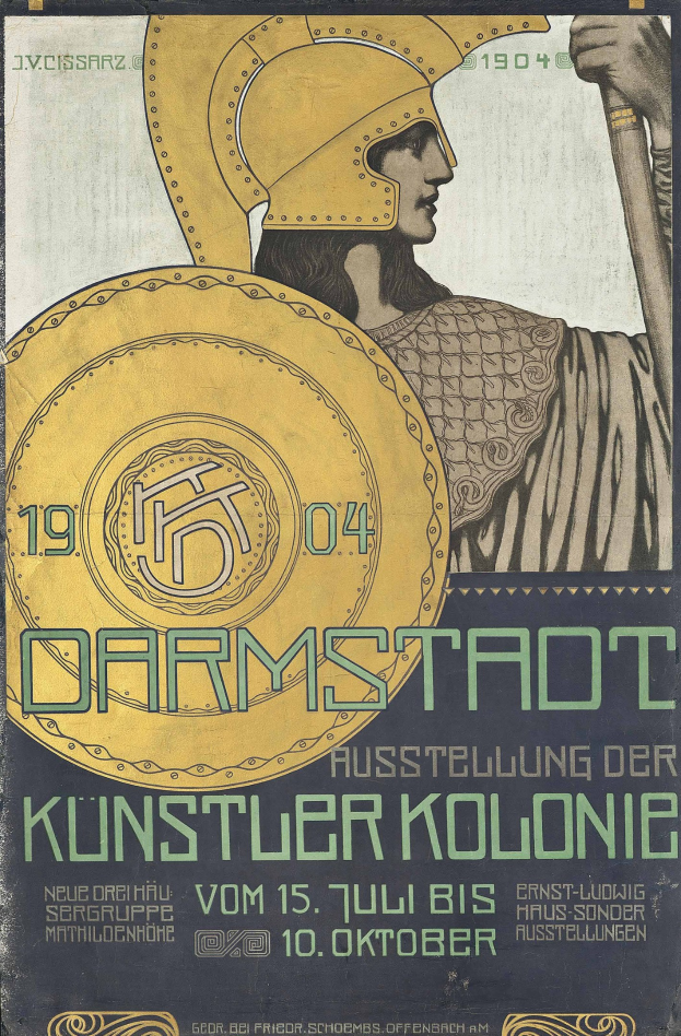 Plakat für ein 1904er Berlin-Konzert mit einem Helmträger, der ein Schild mit "Darmstadt" und "Künstler Kolonie" in fetter Schrift hält.