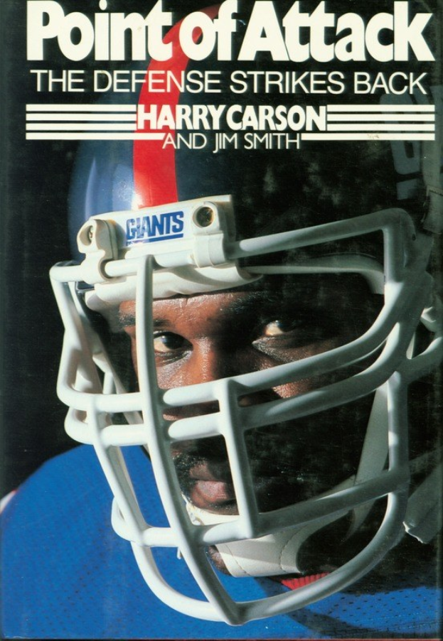 Buchumschlag mit einer Person in einem Fußballhelm mit entschlossener Miene, betitelt "Point of Attack: The Defense Strikes Back" von Harry Carson und Jim Smith.