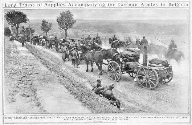 Schwarzes und weißes Bild von deutschen Versorgungszügen in Belgien mit Menschen, Pferden und einem Wagen in der Nähe von Bäumen und Höllen, mit Text oben und unten.