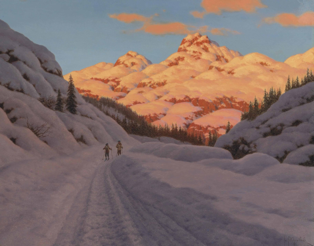 Zwei Personen fahren auf einer schneebedeckten Straße durch den Wald Cross-Country Ski