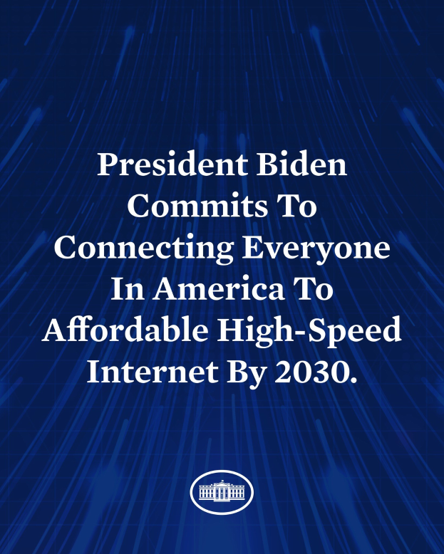 Blauer Hintergrund mit zentrierter weißer Schrift, die "Präsident Biden setzt sich für den Anschluss aller Amerikaner an bezahlbares Hochgeschwindigkeitsinternet bis 2030 ein" angibt.
