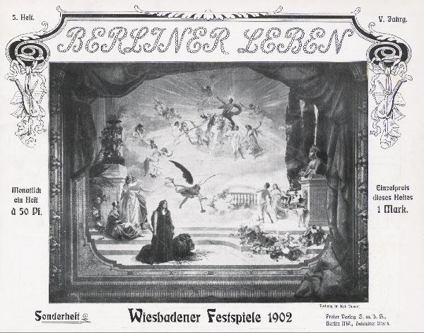Schwarz-weiß-Foto einer Bühne mit Darstellern in traditioneller deutscher Tracht bei den "Wiesbadener Festspielen 1902", mit einem applaudierenden Publikum im Hintergrund.