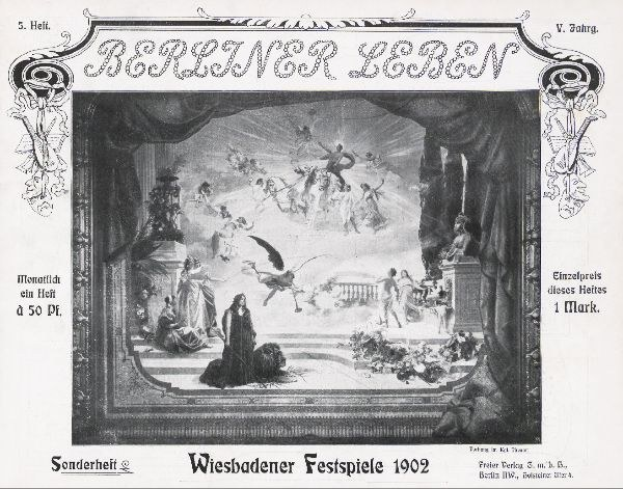 Schwarz-weiß-Foto einer Bühne mit Darstellern in traditioneller deutscher Tracht bei den "Wiesbadener Festspielen 1902", mit einem applaudierenden Publikum im Hintergrund.