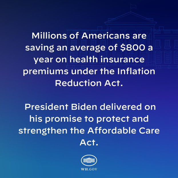 Blauer Hintergrund mit weißer Schrift, die besagt "Millionen von Amerikanern sparen durchschnittlich 800 Dollar im Jahr an Gesundheitskostenprämien durch das Inflationsreduktionsgesetz" und ein Logo in der Mitte.
