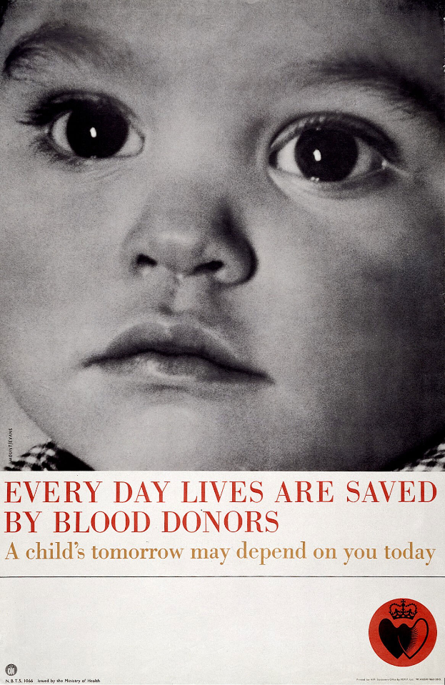 Ein Plakat mit dem Bild eines traurigen Kindes und der Schrift 'Jeden Tag werden Leben durch Blutspender gerettet' in fetter schwarzer Schrift.