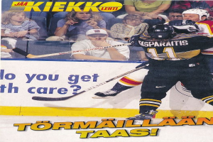 Ein Eishockeyspieler in Aktion auf dem Eis, der einen Helm tr├Ągt und einen Hockeystock h├Ąlt, mit ein paar Menschen im Hintergrund und Text am unteren Rand des Bildes.