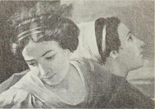 Schwarzes und weißes Foto einer Frau in einem weißen Kleid mit einem blauen Schal und einem Kind, das neben ihr steht und die Arme um sie gelegt hat, mit Schrifttext unten.