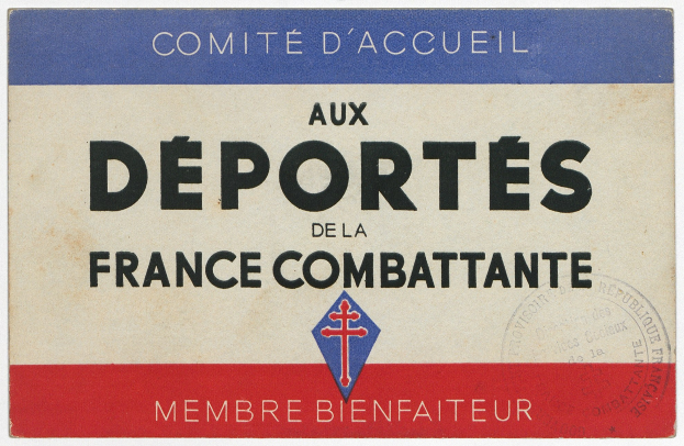 Ein alter französischer Reisepass mit den Worten 'Aux Sports de la France Combattante', einem Logo und einem Stempel.